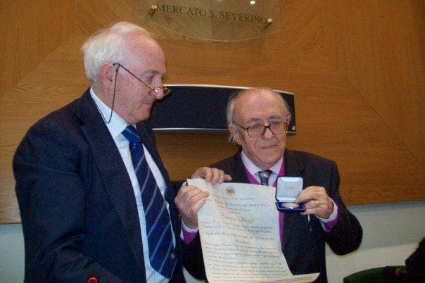 Carmine Manzi riceve un riconoscimento a Mercato San Severino